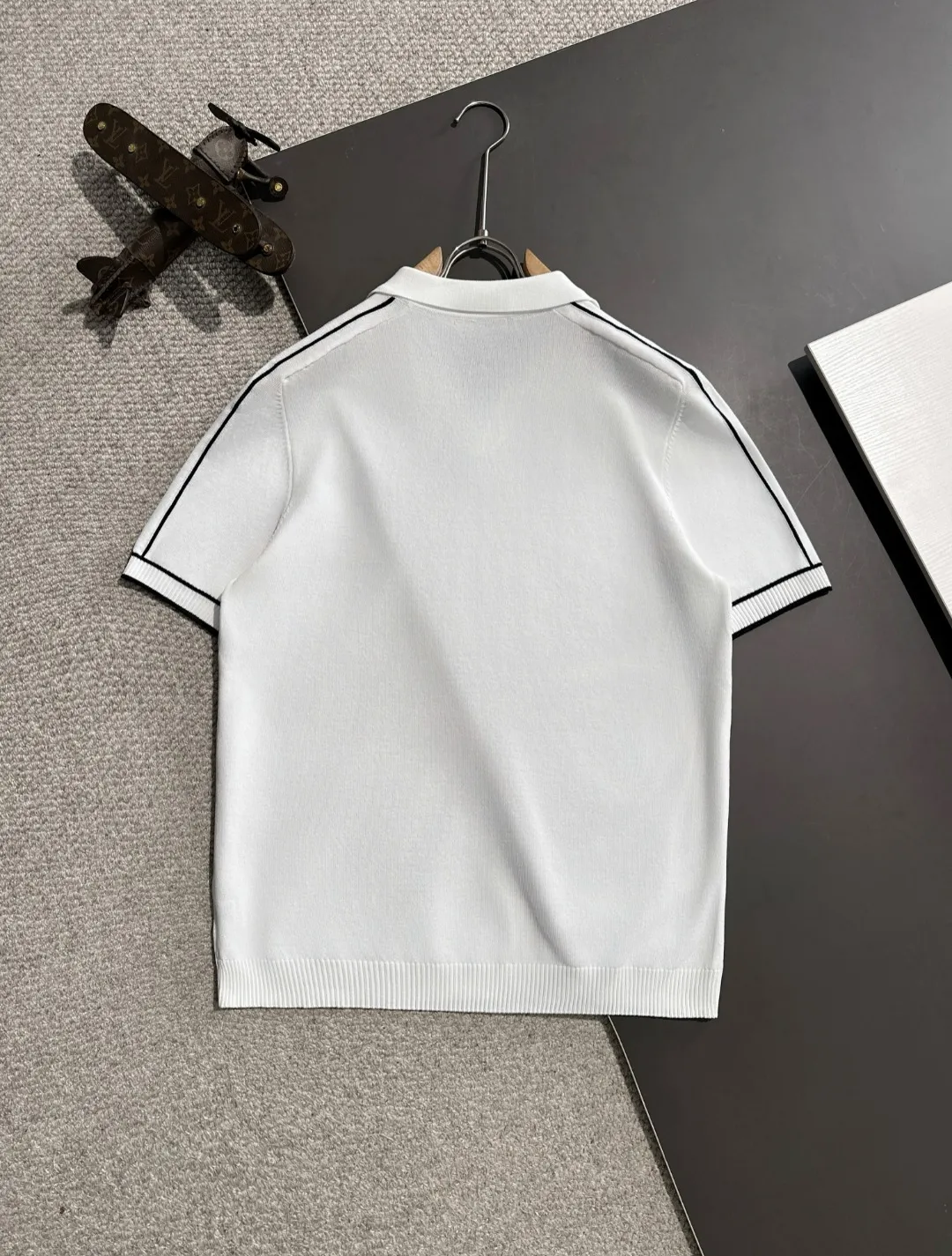 Next day shipping P300 High quality Big Goose 2025 spring and summer new men's lapel short-sleeved T-shirt Made of combed cotton yarn knitted cotton fabric, pure cotton high-weight special yarn, it feels full when weighed, and the upper body is more textured than ordinary T-shirts. This texture can cope with the weather easily and is suitable for both hot and cold! The pattern on the chest adopts three-dimensional embroidery technology, and is perfectly produced stitch by stitch with reference to the original version! Loose fit design, looks noble. Size: M to XXXL